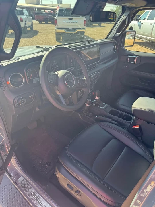 2025 Jeep JT Gladiator - Image 5 of 7