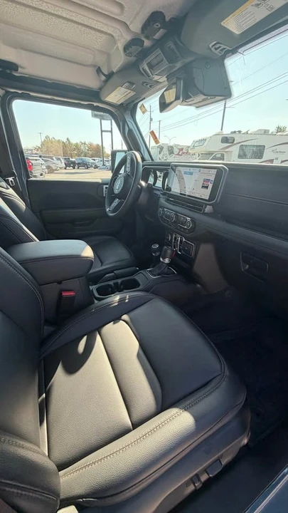 2025 Jeep JT Gladiator - Image 2 of 4