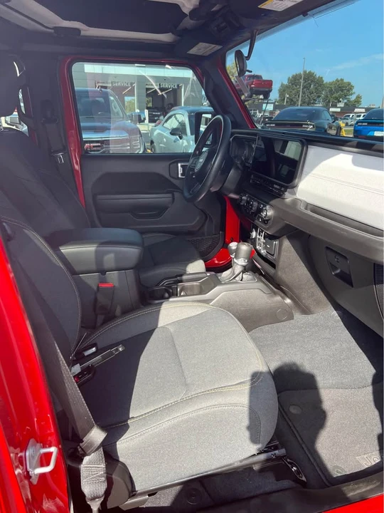 2025 Jeep JT Gladiator - Image 16 of 17