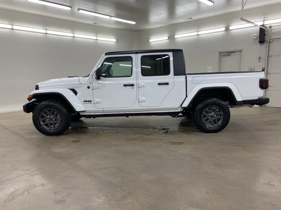 2025 Jeep JT Gladiator - Image 6 of 12