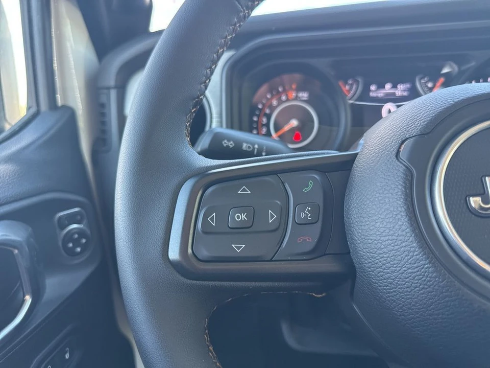 2025 Jeep JT Gladiator - Image 14 of 31