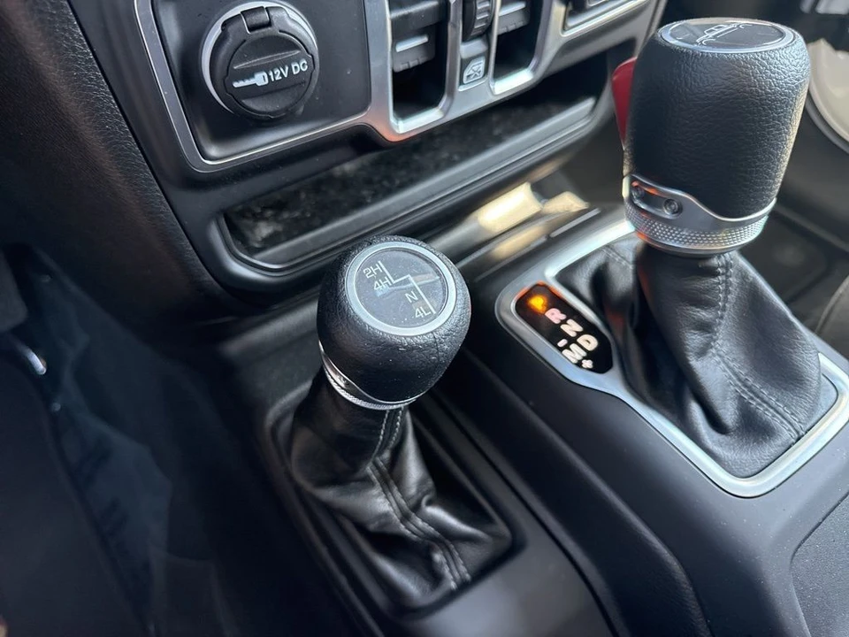 2025 Jeep JT Gladiator - Image 20 of 31