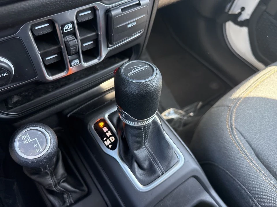 2025 Jeep JT Gladiator - Image 16 of 31