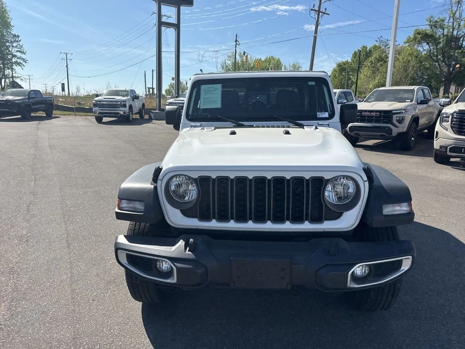 2025 Jeep JT Gladiator - Image 8 of 31