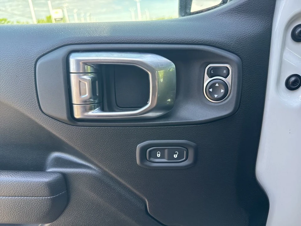 2025 Jeep JT Gladiator - Image 25 of 31