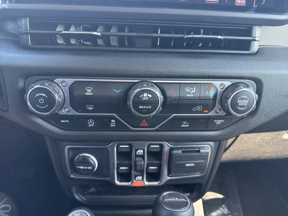 2025 Jeep JT Gladiator - Image 18 of 31