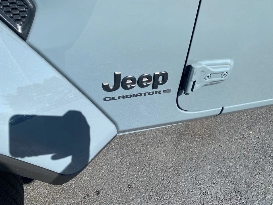 2025 Jeep JT Gladiator - Image 10 of 12