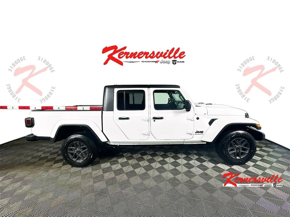 2025 Jeep JT Gladiator - Image 8 of 12