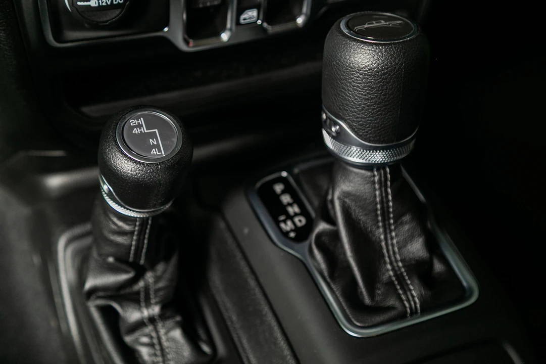 2025 Jeep JT Gladiator - Image 16 of 21