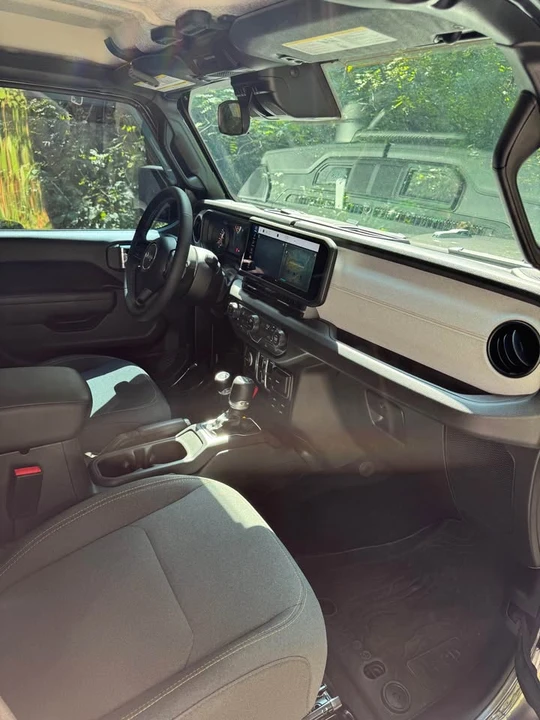 2025 Jeep JT Gladiator - Image 16 of 19