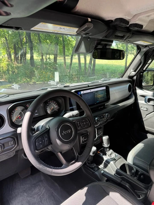 2025 Jeep JT Gladiator - Image 13 of 19