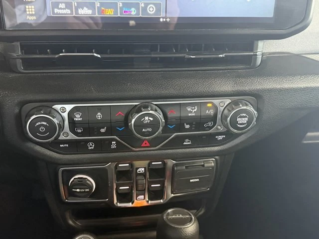 2025 Jeep JT Gladiator - Image 14 of 20