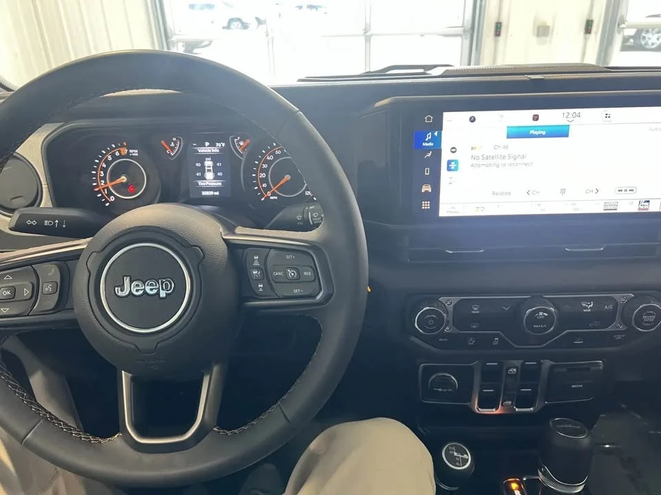2025 Jeep JT Gladiator - Image 15 of 19