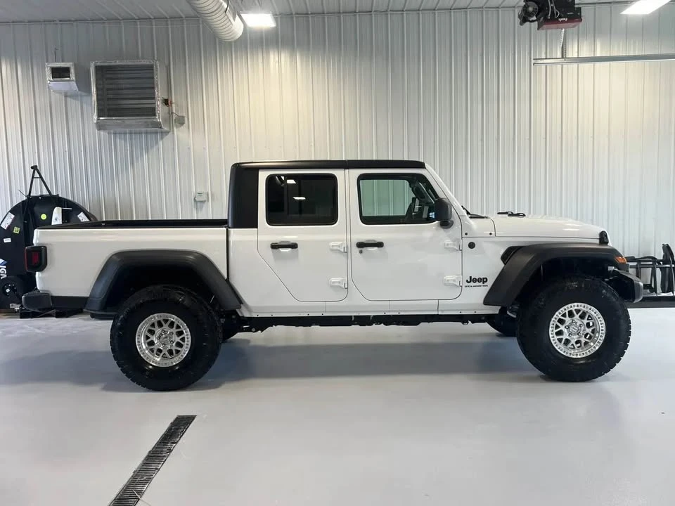 2025 Jeep JT Gladiator - Image 3 of 19