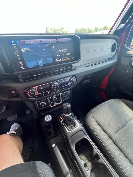 2025 Jeep JT Gladiator - Image 15 of 18