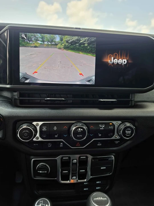 2025 Jeep JT Gladiator - Image 15 of 18