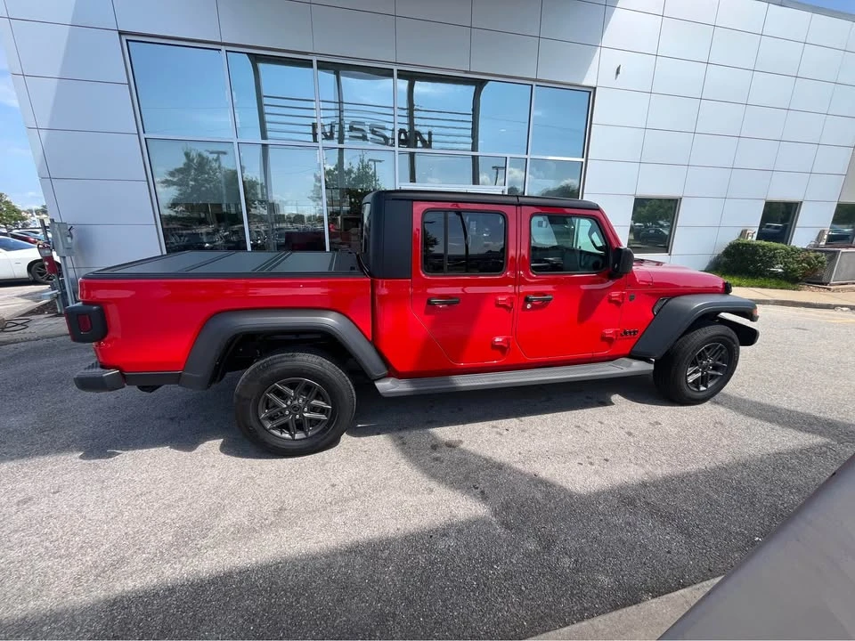 2025 Jeep JT Gladiator - Image 9 of 18