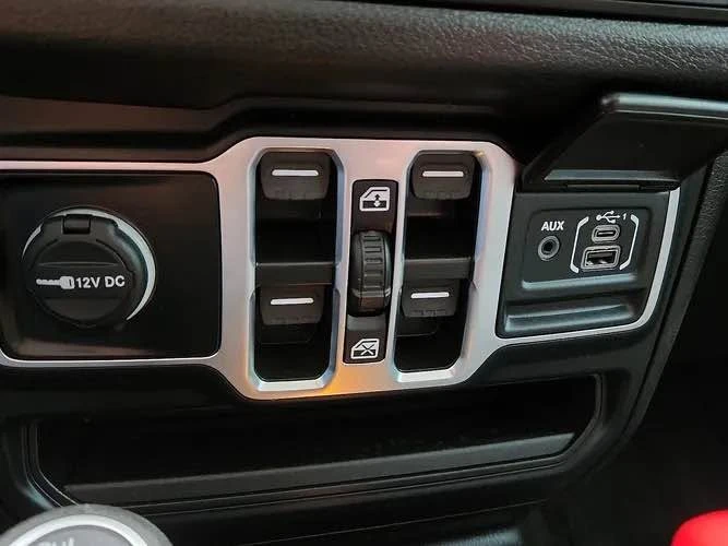2025 Jeep JT Gladiator - Image 18 of 20