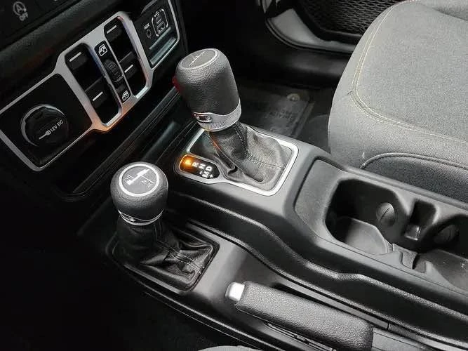 2025 Jeep JT Gladiator - Image 19 of 20