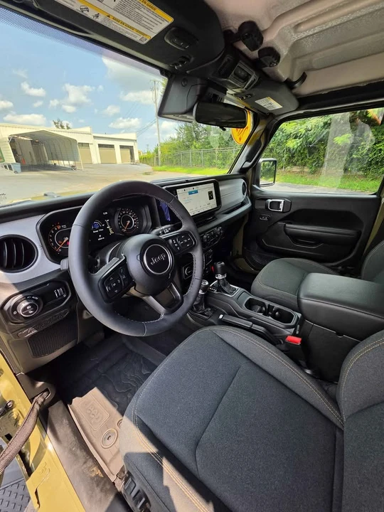 2025 Jeep JT Gladiator - Image 14 of 18