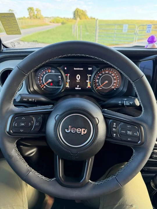 2025 Jeep JT Gladiator - Image 11 of 12