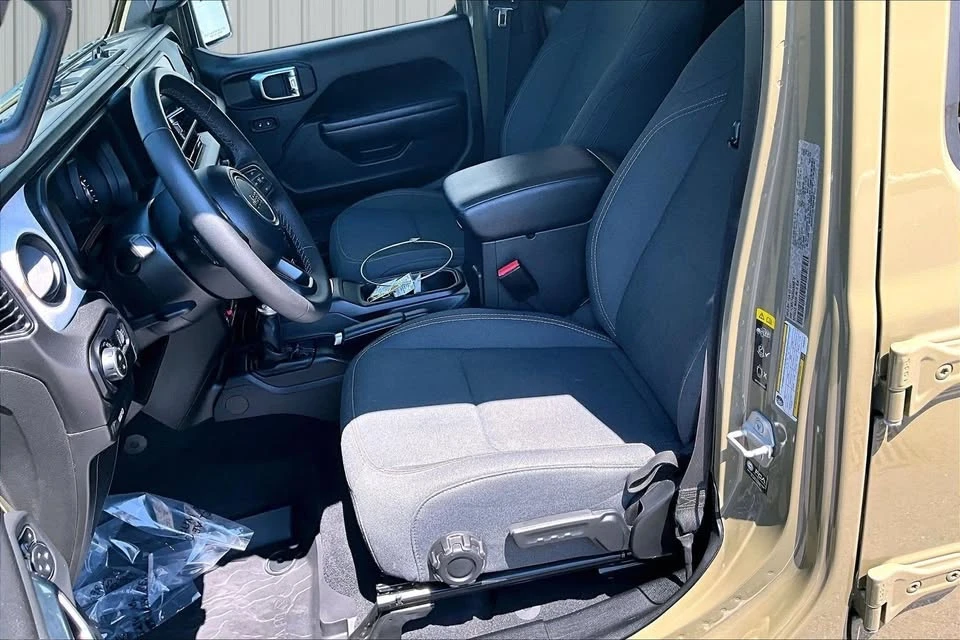 2025 Jeep JT Gladiator - Image 15 of 20
