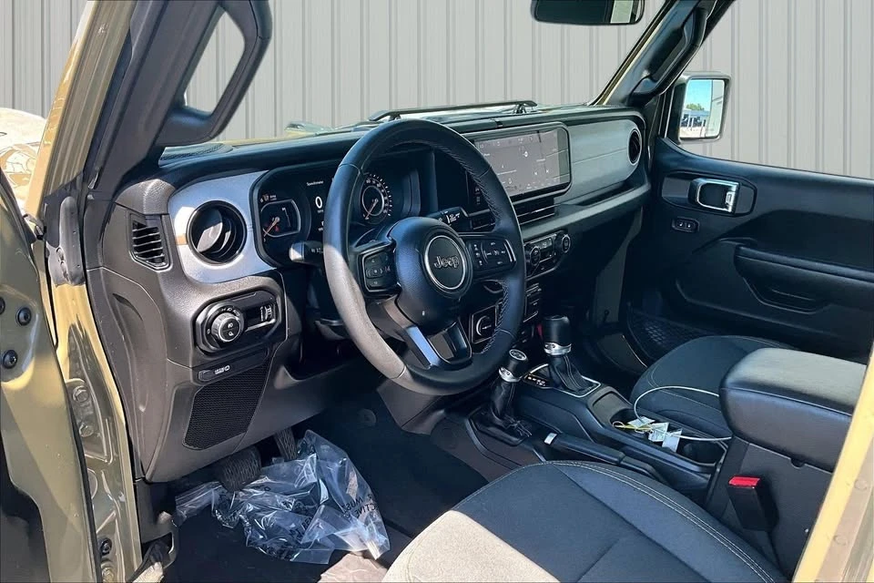 2025 Jeep JT Gladiator - Image 14 of 20