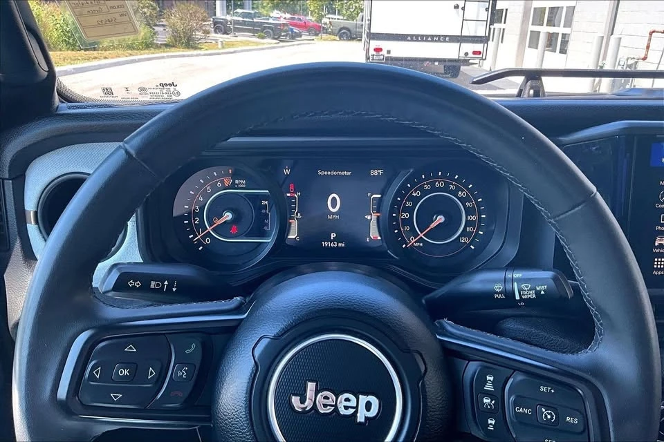 2025 Jeep JT Gladiator - Image 11 of 20
