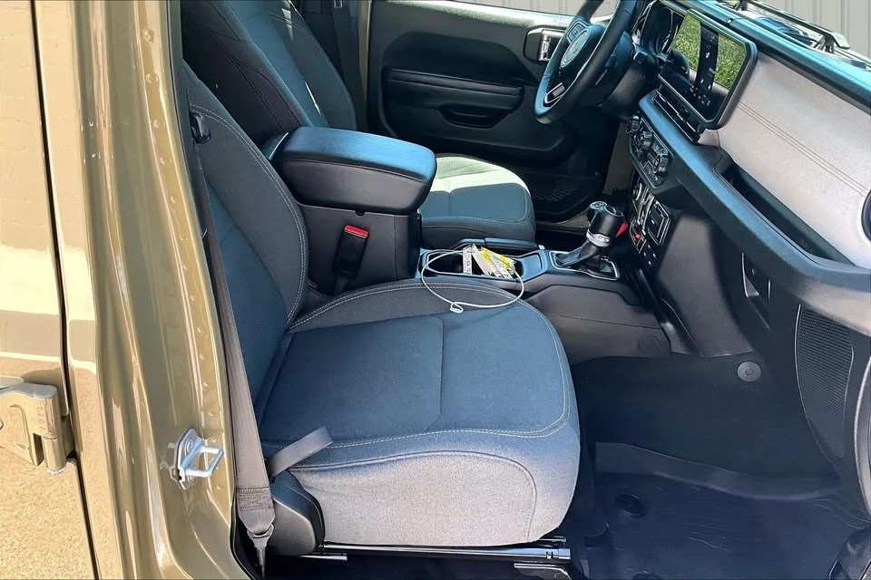 2025 Jeep JT Gladiator - Image 18 of 20