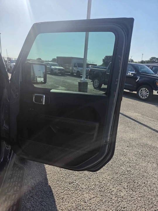 2025 Jeep JT Gladiator - Image 17 of 18