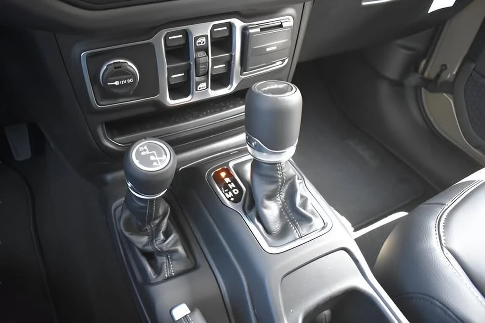 2025 Jeep JT Gladiator - Image 14 of 15