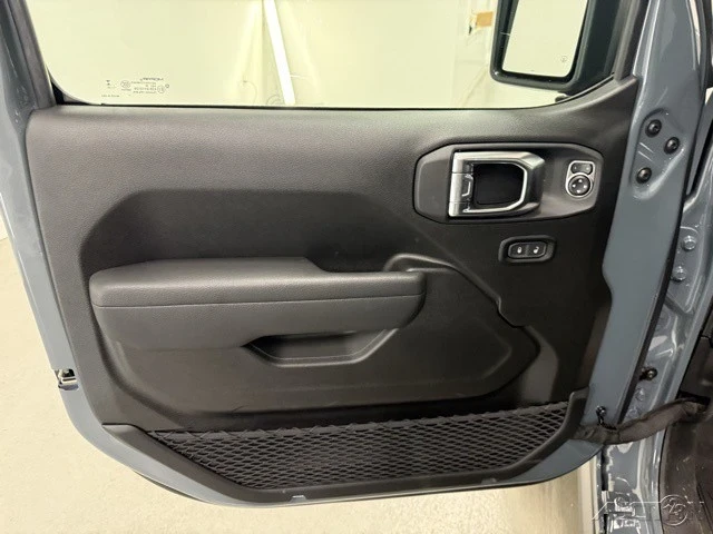 2025 Jeep JT Gladiator - Image 11 of 12