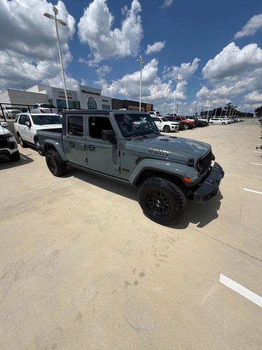 2025 Jeep JT Gladiator - Image 15 of 19