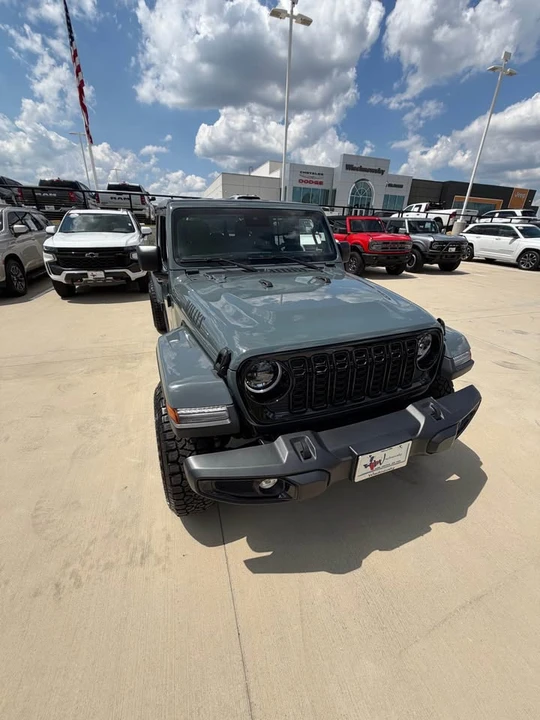 2025 Jeep JT Gladiator - Image 16 of 19