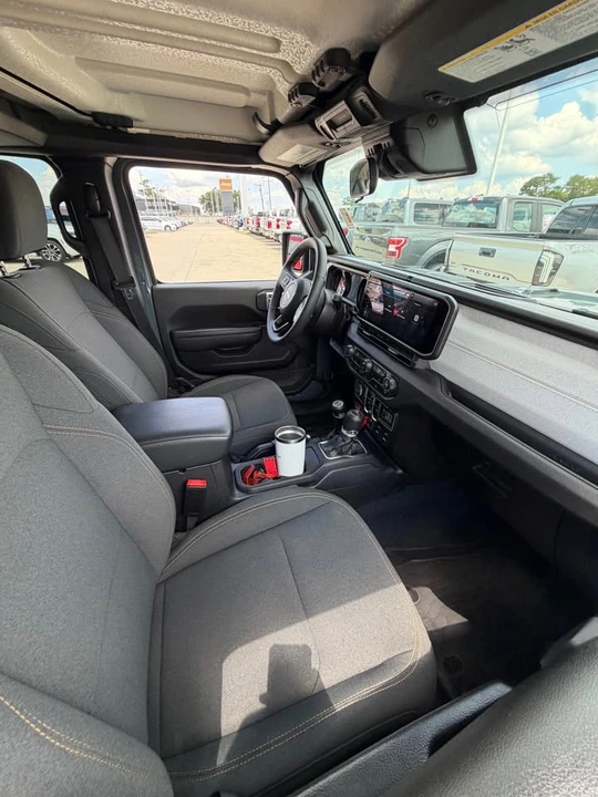 2025 Jeep JT Gladiator - Image 13 of 19