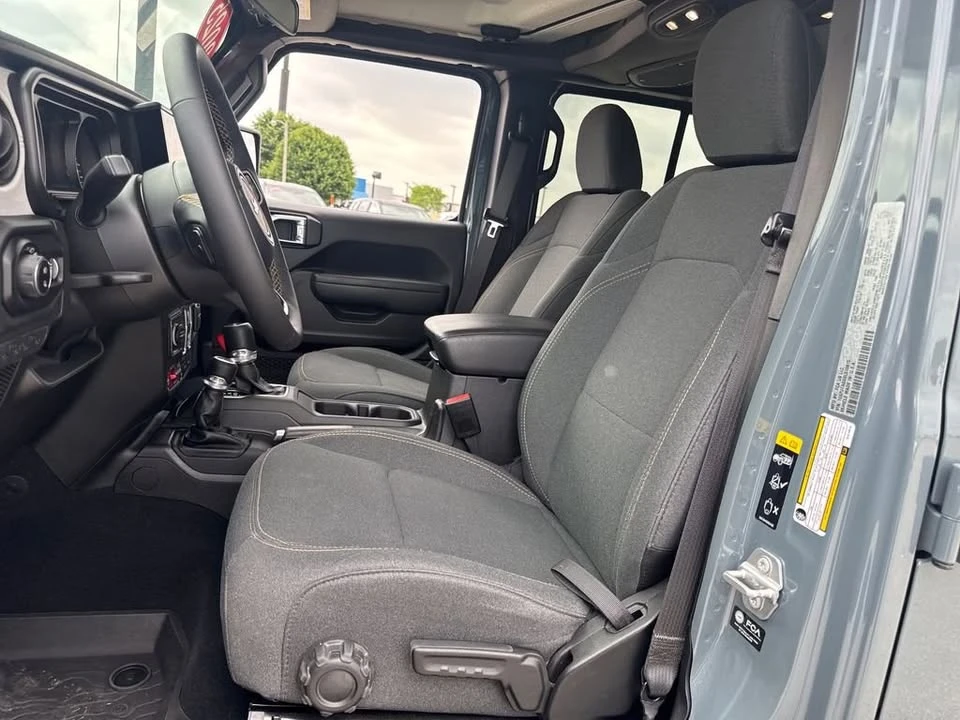 2025 Jeep JT Gladiator - Image 15 of 20