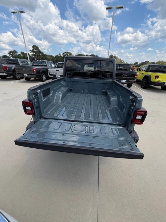 2025 Jeep JT Gladiator - Image 9 of 19