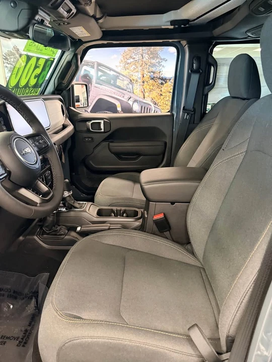 2025 Jeep JT Gladiator - Image 6 of 10