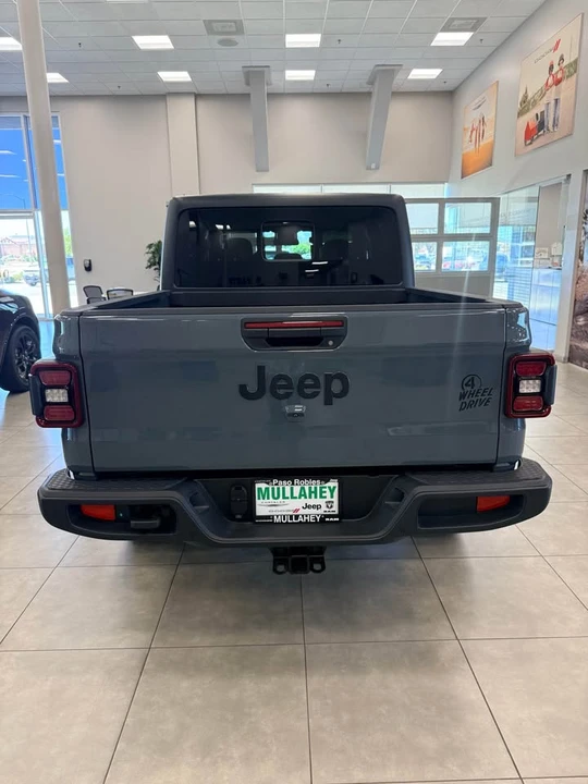 2025 Jeep JT Gladiator - Image 5 of 10
