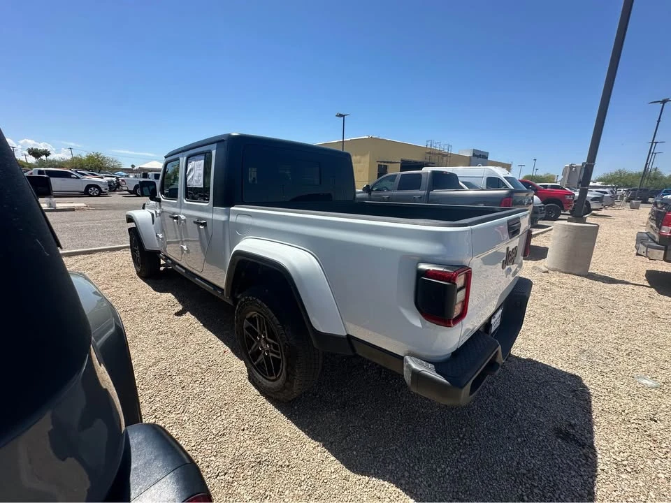 2025 Jeep JT Gladiator - Image 7 of 10