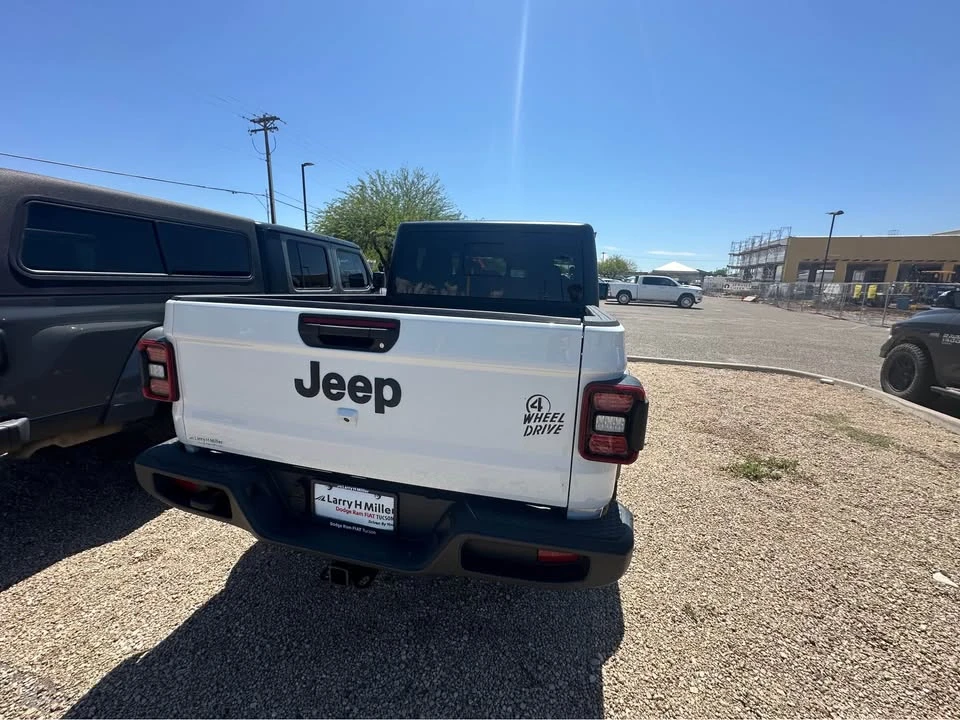 2025 Jeep JT Gladiator - Image 5 of 10