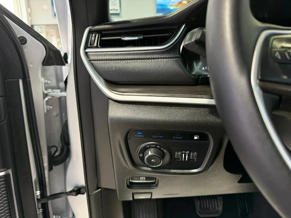 2025 Jeep WL Grand Cherokee - Image 24 of 31