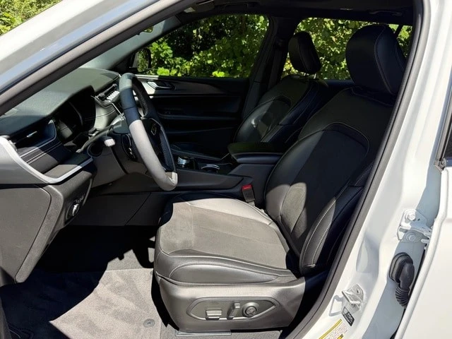 2025 Jeep WL Grand Cherokee - Image 11 of 31