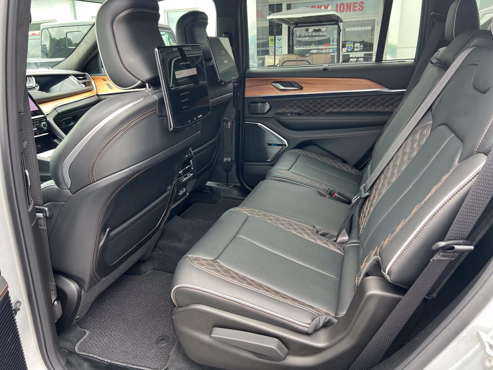 2025 Jeep WL Grand Cherokee - Image 15 of 31