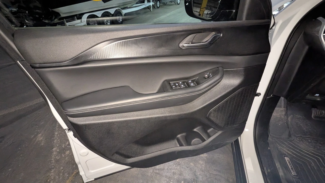 2025 Jeep WL Grand Cherokee - Image 14 of 21