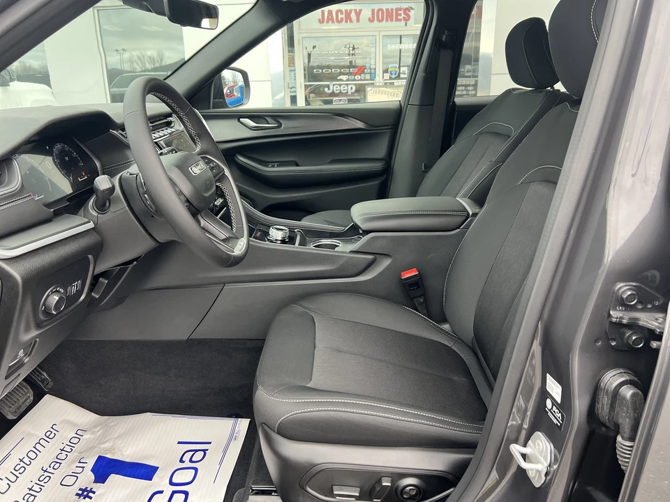 2025 Jeep WL Grand Cherokee - Image 17 of 30