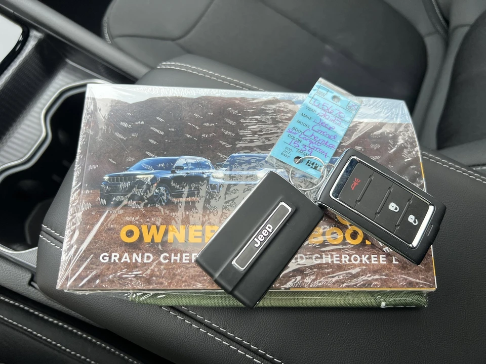 2025 Jeep WL Grand Cherokee - Image 28 of 30