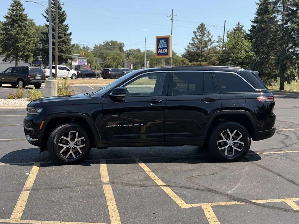 2025 Jeep WL Grand Cherokee - Image 9 of 24