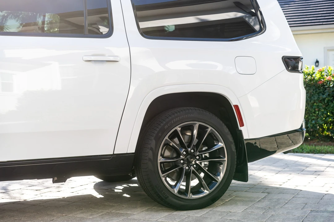 2025 Jeep WS Grand Wagoneer - Image 14 of 31