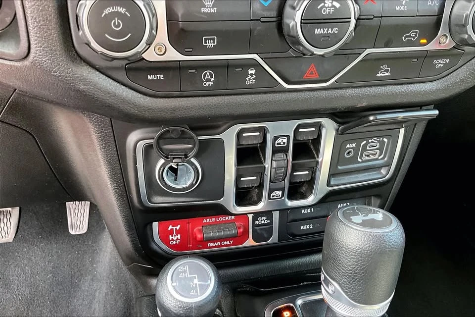 2025 Jeep JL Wrangler - Image 19 of 20